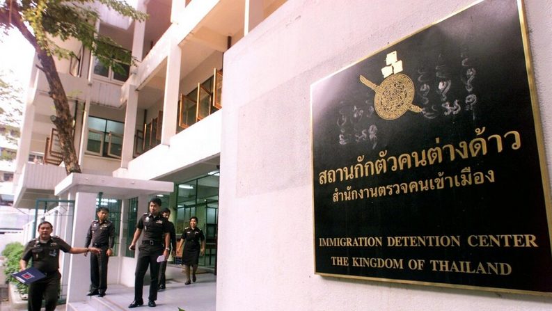 Les agents de l'immigration thaïlandais quittent le centre de détention de l'immigration à Bangkok le 11 janvier 2000, où est détenu Rahoual Miloud, un ressortissant algérien. La police thaïlandaise a déclaré avoir arrêté Miloud mais n'avait jusqu'à présent aucune preuve pour étayer les informations de la presse selon lesquelles il était lié au suspect terroriste Oussama ben Laden. Pornchai Kittiwongsakul/AFP via Getty Images