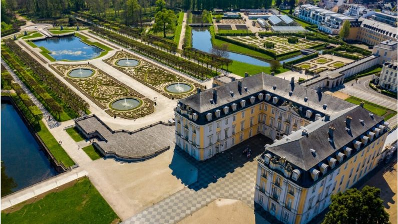 Conçus par Dominique Girard, les jardins situés au sud (à g.) du château d'Augustusburg comptent parmi les jardins du XVIIIe siècle les mieux conservés, dans un style français strictement symétrique, avec quatre fontaines et un bassin miroir. Selon la tradition anglaise, les tilleuls environnants ont été plantés au XIXe siècle pour ressembler à une forêt naturelle. (Rick Neves/Shutterstock)