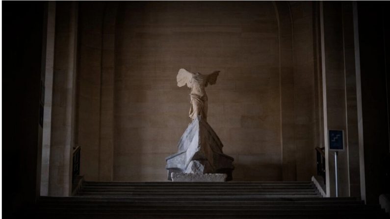 La "Victoire de Samothrace" est l'une des statues les plus célèbres du Louvre, en France. (Martin Bureau/Getty Images)