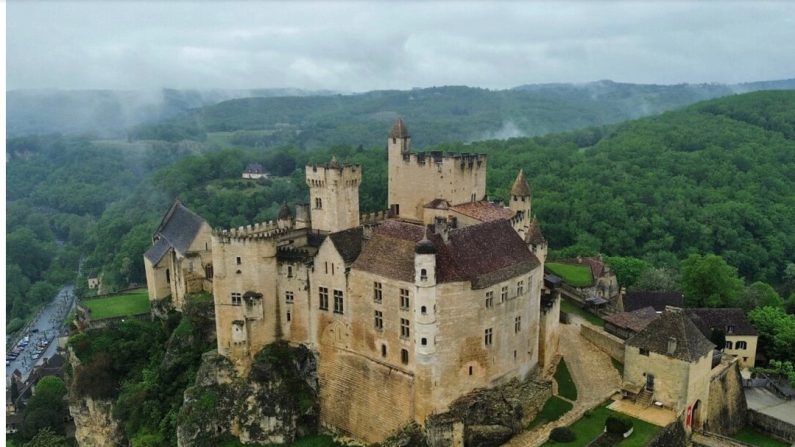 Sur une falaise de calcaire haute de près de 152 mètres, le château français du XIIe siècle offre aux visiteurs une vue imprenable à 360 degrés sur la commune de Beynac-et-Cazenac, dans le sud-ouest du pays. Nommé d'après la commune où il a été construit, le château de Beynac est doté de murs défensifs en pierre, de tours et d'un crénelage sur le toit avec des merlons (terme qui désigne les parties pleines d'un parapet situées entre deux créneaux) et des créneaux (espaces entre les merlons). (clemMtravel/Shutterstock)