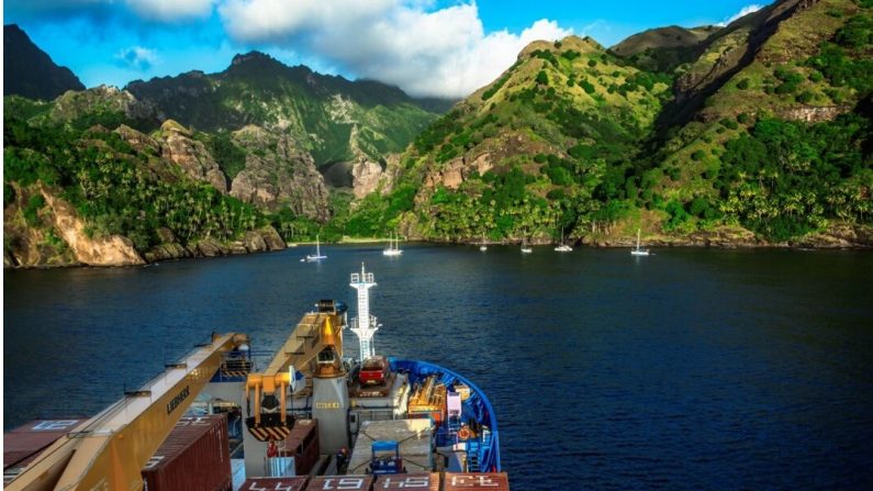 L'Aranui 5 est ancré près de l'entrée de la baie des Vierges, entourée de falaises, sur Fatu Hiva. (Crédit photo Maria Coulson)