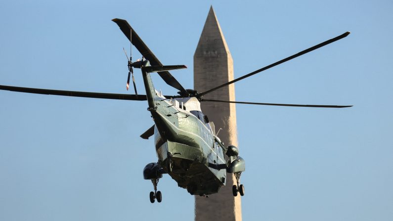 Marine One vole près du Washington Monument avec le président Donald Trump à bord après avoir quitté la pelouse sud de la Maison-Blanche à Washington, D.C., le 7 février 2025. (BRYAN DOZIER/Middle East Images/AFP via Getty Images)