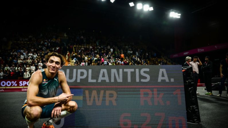 Armand Duplantis a franchi 6,27 m pour battre son propre record du monde, vendredi lors du All Star Perche à Clermont-Ferrand. (Photo : OLIVIER CHASSIGNOLE/AFP via Getty Images)