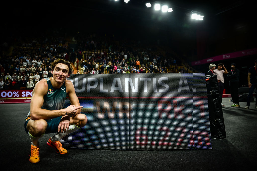 Duplantis s'envole à 6,27 m à Clermont-Ferrand, pour battre son propre record du monde