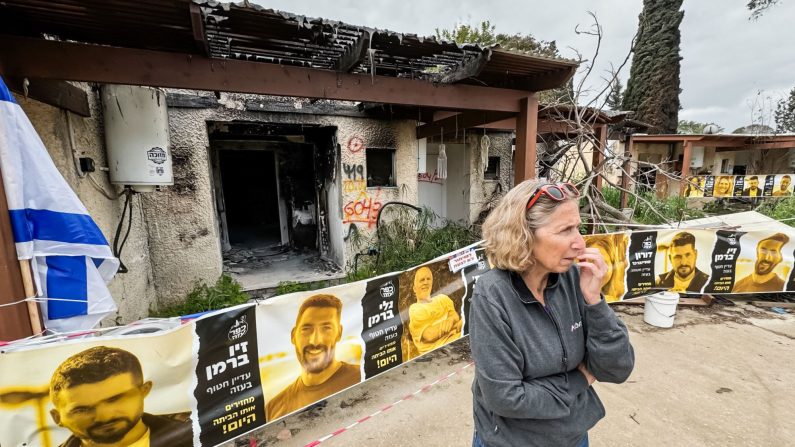 Rachel Stalmer, une résidente du kibboutz Kfar Aza, montre à un visiteur certains des pires dégâts du 7 octobre au kibboutz, en Israël, le 7 mars 2024. (Dan M. Berger/Epoch Times)