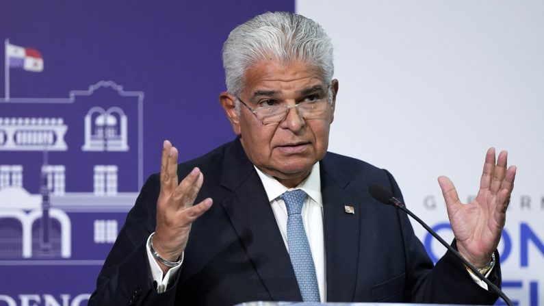 Le président du Panama, Jose Raul Mulino, s'exprime lors d'une conférence de presse après une réunion avec le secrétaire d'État américain Marco Rubio (hors cadre) au palais présidentiel de Panama City, le 2 février 2025. (ARNULFO FRANCO/AFP via Getty Images) 