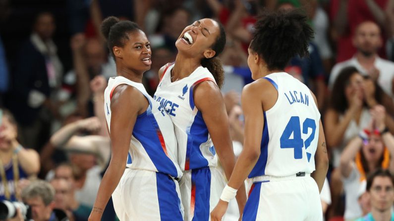 Beaucoup trop forte pour les modestes Irlandaises à qui elles ont infligé plus de 100 points d'écart (125-24), un record, l'équipe de France féminine de basket a tranquillement validé son ticket pour l'Euro-2025. (Photo : Gregory Shamus/Getty Images)