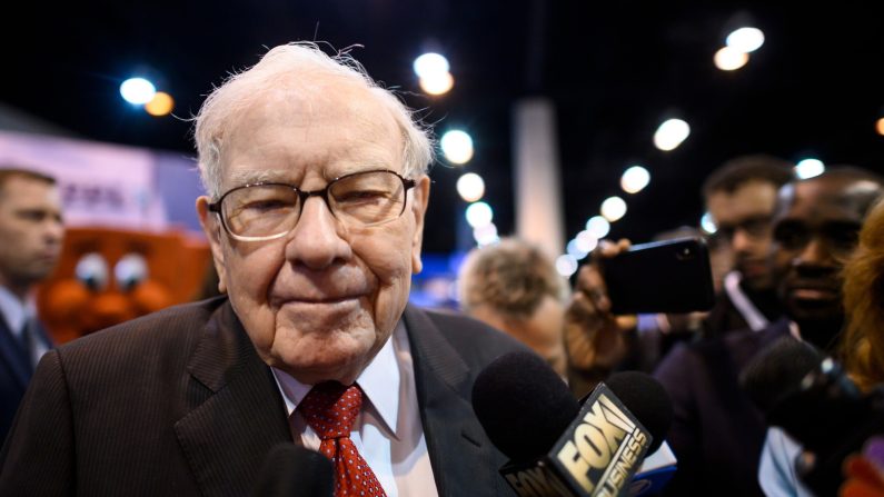 Warren Buffett, PDG de Berkshire Hathaway, s'adresse à la presse alors qu'il arrive à la réunion annuelle des actionnaires 2019 à Omaha, au Nebraska, le 4 mai 2019. (JOHANNES EISELE/AFP via Getty Images)