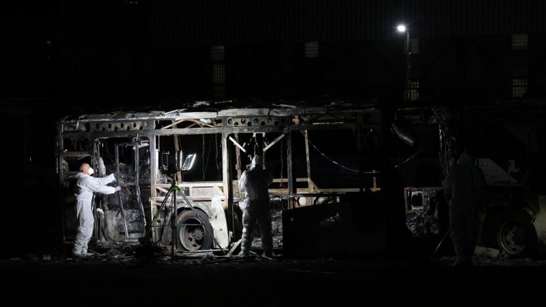 Les forces de sécurité et les unités de déminage sont déployées sur les lieux de l'explosion d'un bus à Bat Yam le 20 février 2025. (OREN ZIV/AFP via Getty Images)