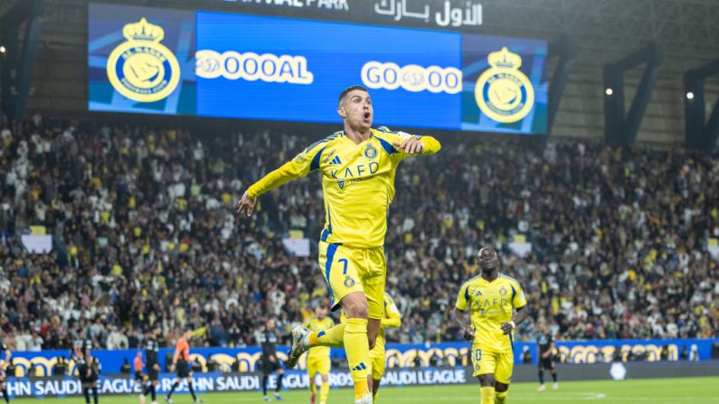 Cristiano Ronaldo, la star portugaise du football, s'est mis d'accord avec le club saoudien d'Al-Nassr pour prolonger son contrat d'une saison, jusqu'en juin 2026, a appris lundi l'AFP de source proche du club. (Photo : Abdullah Ahmed/Getty Images)