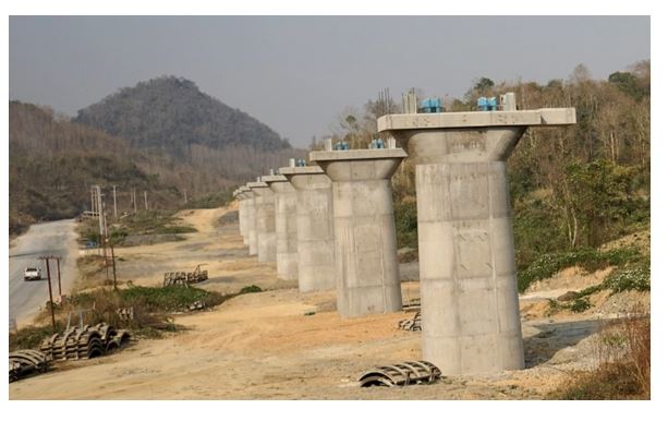 Une partie du chemin de fer reliant la Chine au Laos - élément clé du projet traversant le Mékong de l’Initiative Ceinture et Route de Pékin - à Luang Prabang, au Laos, le 8 février 2020 (Aidan Jones AFP via Getty Images)