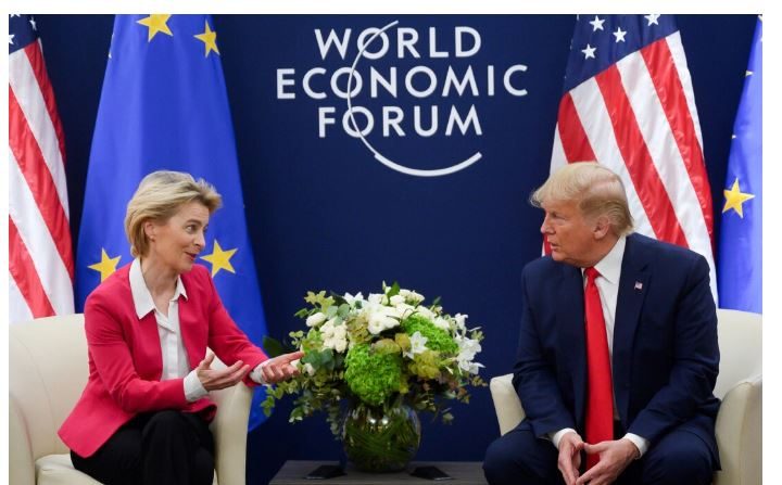 La présidente de la Commission européenne Ursula von der Leyen s'entretient avec le président américain Donald Trump avant leur rencontre en marge du Forum économique mondial de Davos, le 21 janvier 2020. (JIM WATSON/AFP via Getty Images)