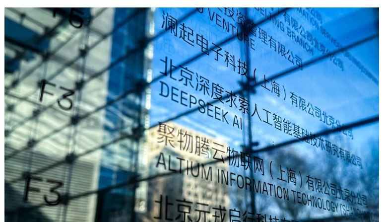 Les bureaux de DeepSeek sont affichés (au c.) sur un panneau d’adresses d’un immeuble administratif à Pékin, le 28 janvier 2025. (Peter Catterall/AFP via Getty Images)