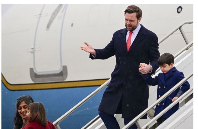 Le vice-président américain JD Vance, sa femme Usha Vance et leurs enfants descendent de l’avion à l'aéroport international de Munich, en Allemagne, à la veille de la Conférence de Munich sur la sécurité, le 13 février 2025. (Tobias Schwarz/AFP via Getty Images)