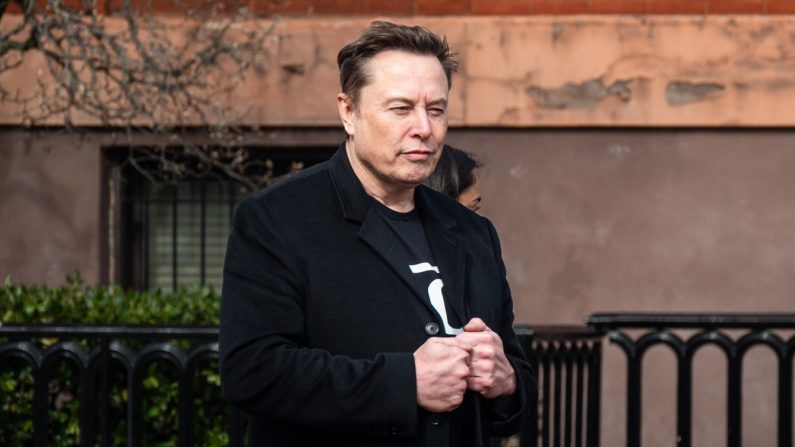 Elon Musk, PDG de Tesla et SpaceX, entre dans l'enceinte de la Maison-Blanche à Washington le 13 février 2025. (Travis Gillmore/Epoch Times)