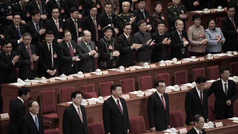 (De g. à dr.) Wang Qishan, membre du Comité permanent du Politburo, Zhang Dejiang, président de l'Assemblée nationale populaire, Xi Jinping, le Premier ministre Li Keqiang, Liu Yunshan, membre du Comité permanent du Politburo, et Zhang Gaoli, membre du Politburo, dans le Grand Hall du peuple à Pékin, le 3 mars 2017. (Greg Baker/AFP/Getty Images)