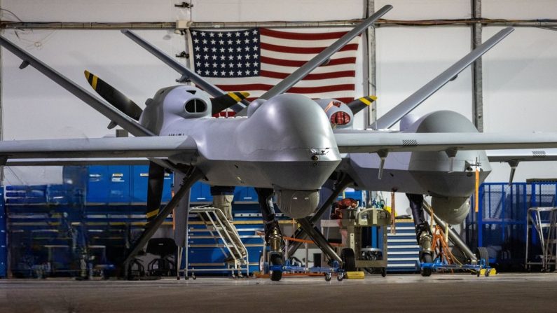 Un drone MQ-9 Reaper des douanes et de la protection des frontières (CBP) attend la prochaine mission au-dessus de la frontière entre les États-Unis et le Mexique à Fort Huachuca (Arizona), le 4 novembre 2022. (John Moore/Getty Images)