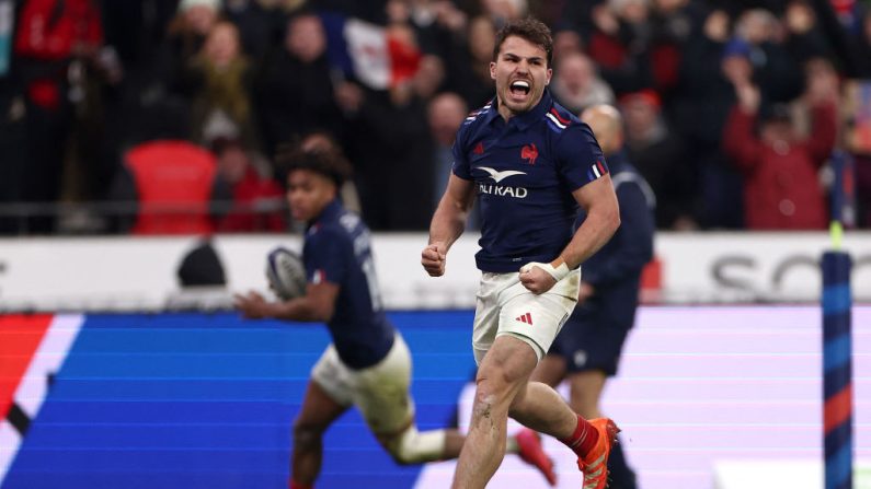 Venir jouer à Twickenham "est toujours quelque chose de sacré", a déclaré vendredi le capitaine des Bleus Antoine Dupont, à la veille d'y affronter les Anglais pour la deuxième journée du Tournoi des six nations. (Photo : FRANCK FIFE/AFP via Getty Images)