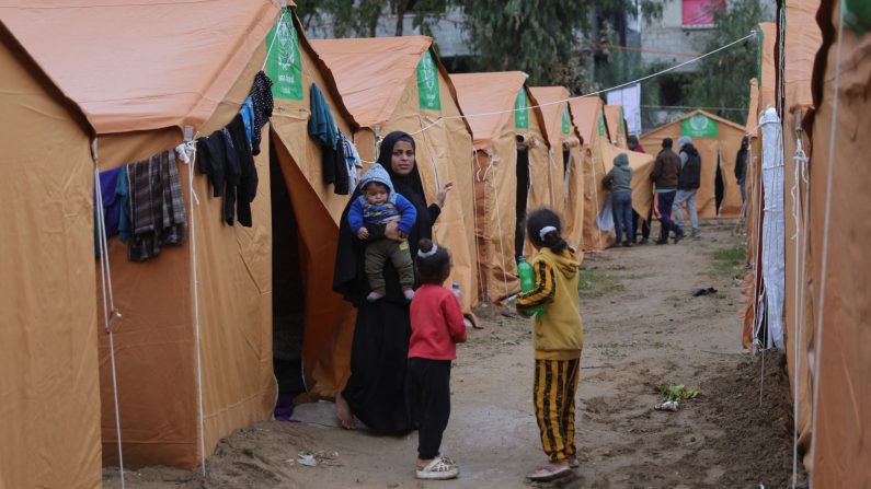 Des familles palestiniennes déplacées se réfugient dans des tentes installées près de leurs maisons endommagées à Jabalia, dans le nord de la bande de Gaza, le 6 février 2025, lors d'une trêve dans la guerre entre Israël et le Hamas. (BASHAR TALEB/AFP via Getty Images)