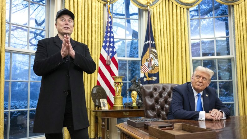 Elon Musk parle sous le regard du président Donald Trump dans le bureau ovale de la Maison Blanche, le 11 février 2025. (Jim Watson/AFP via Getty Images)