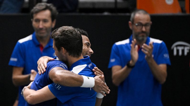 Grâce à son double composé de Pierre-Hugues Herbert et de Benjamin Bonzi, la France a décroché dimanche son troisième succès du week-end face au Brésil (4-6, 6-3, 6-4) qui l'envoie au deuxième tour de la Coupe Davis. (Photo : JOSE JORDAN/AFP via Getty Images)