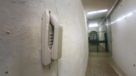 Les détenus doivent avoir un meilleur accès au téléphone fixe, plaide la contrôleuse générale des prisons