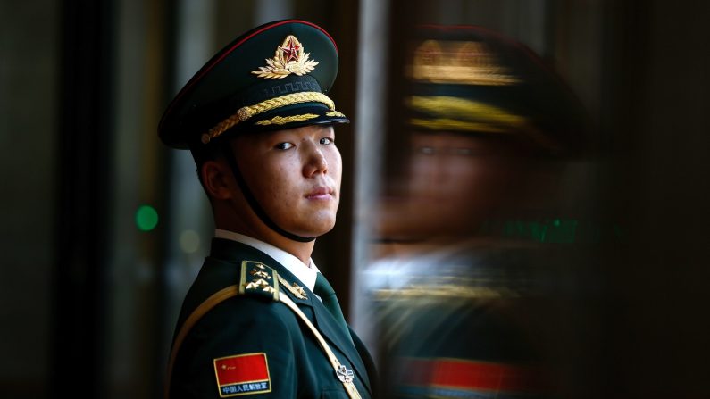 Un membre de la garde d'honneur se prépare au Grand Hall du Peuple le 31 juillet 2019 à Beijing, en Chine. (Andy Wong - Pool/Getty Images)