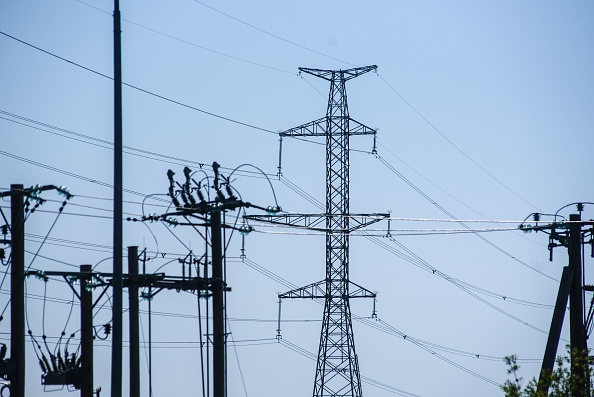 Les pylônes de la ligne électrique du cercle de Kurzeme (Kurzemes Loks) à Sloka, près de Riga, en Lettonie. (GINTS IVUSKANS/AFP via Getty Images)