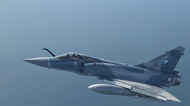 Une photo prise le 1er février 2021 montre un Mirage 2000-5 français.  (DAPHNE BENOIT/AFP via Getty Images)