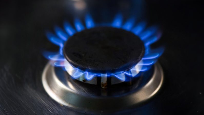 Flammes d'un brûleur allumé d'une cuisinière à gaz à Dortmund, Allemagne, le 14 octobre 2021. (Ina Fassbender/AFP via Getty Images)