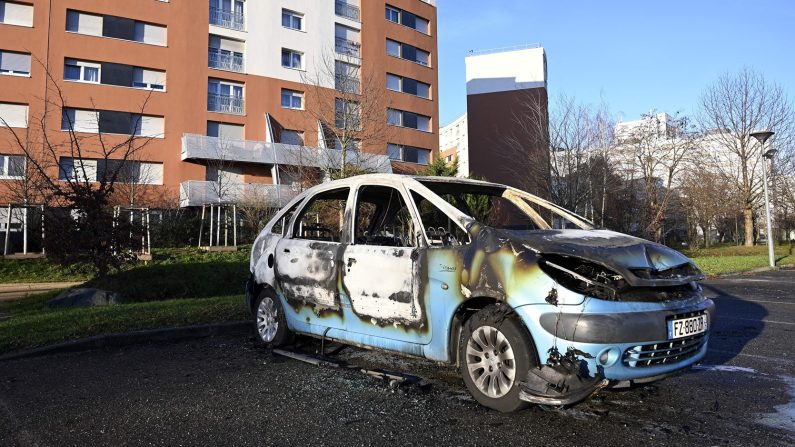 Le 1er janvier 2022, dans le quartier de Cronenbourg, à Strabourg, dans l'est de la France, l'épave d'une voiture incendiée pendant la nuit de la Saint-Sylvestre. (FREDERICK FLORIN/AFP via Getty Images) 