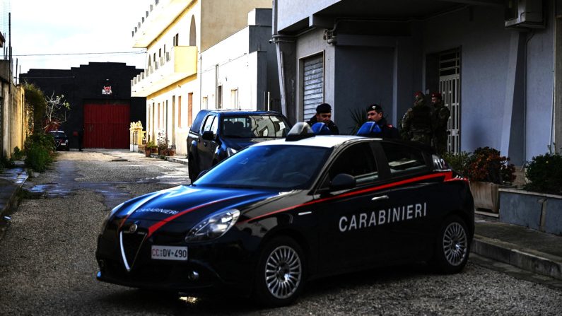 Des policiers carabiniers empêchent l'accès à une maison (à l'arrière), découverte comme l'une des cachettes utilisées par le chef de la mafia Matteo Messina Denaro, le 19 janvier 2023 à Campobello di Mazara, en Sicile. (MIGUEL MEDINA/AFP via Getty Images)