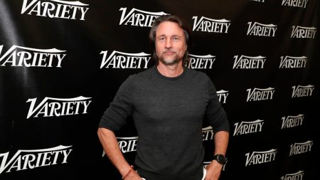 Victime d’une arnaque, une femme perd 375.000 dollars dans une relation avec un faux Martin Henderson, star de série Netflix