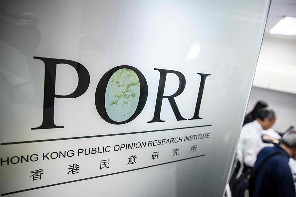 L'Institut de recherche sur l'opinion publique de Hong Kong (HKPORI) tient une conférence de presse à Hong Kong le 27 juillet 2023. (ISAAC LAWRENCE/AFP via Getty Images)