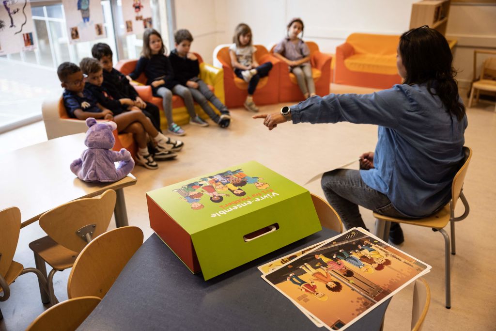 Inclure les enfants handicapés à l'école, un défi quotidien lorsque les moyens ne le permettent pas