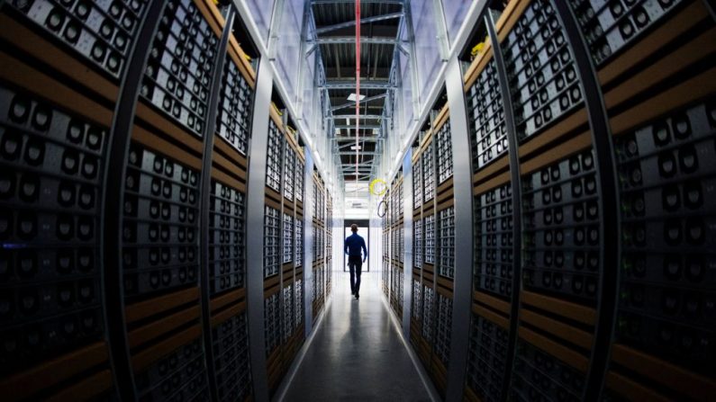 

Une des salles de serveurs du centre de données de Facebook en Laponie suédoise, le 7 novembre 2013. (JONATHAN NACKSTRAND/AFP via Getty Images)