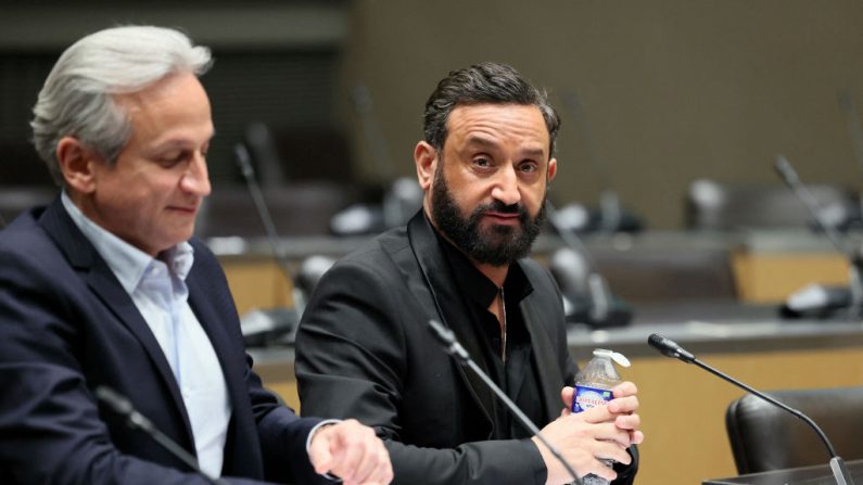 Le producteur de télévision français Lionel Stan et l'animateur Cyril Hanouna à la commission d'enquête parlementaire sur l'attribution des fréquences de télévision, à l'Assemblée nationale, à Paris, le 14 mars 2024. (ALAIN JOCARD/AFP via Getty Images)