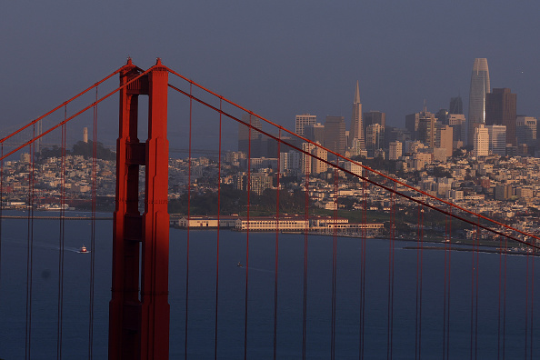 Le Golden Gate Bridge se dresse devant l'horizon de San Francisco le 28 mars 2024 à Sausalito, Californie. (Photo Justin Sullivan/Getty Images)