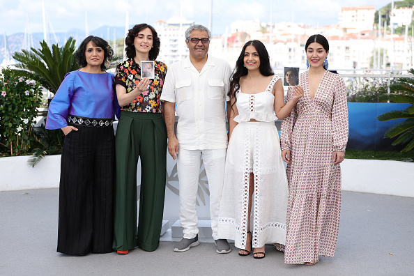 Amineh Arani, Mahsa Rostami, Mohammad Rasoulof, Setareh Maleki et Niousha Akhshi assistent au Photocall  "Les graines du figuier sauvage" au 77ème Festival de Cannes au Palais des Festivals le 25 mai 2024 à Cannes, France. (Andreas Rentz/Getty Images)