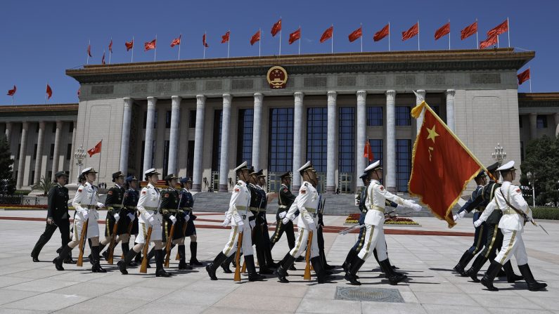 Les membres de la garde d'honneur se rassemblent sur la place Tiananmen devant le Grand Hall du Peuple, le 31 mai 2024, à Pékin, en Chine. (Tingshu Wang - Pool/Getty Images)