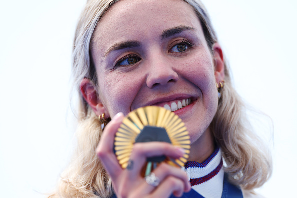 Cassandre Beaugrand, médaillée d'or de l'équipe de France, lors de la cérémonie de remise des médailles du triathlon aux Jeux Olympiques Paris 2024, le 31 juillet 2024. (Michael Steele/Getty Images)