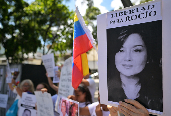 Un manifestant montre une photo de l'avocate et activiste vénézuélienne emprisonnée Rocio San Miguel lors d'une manifestation à l'ambassade du Brésil à Caracas le 11 septembre 2024. (JUAN BARRETO/AFP via Getty Images)