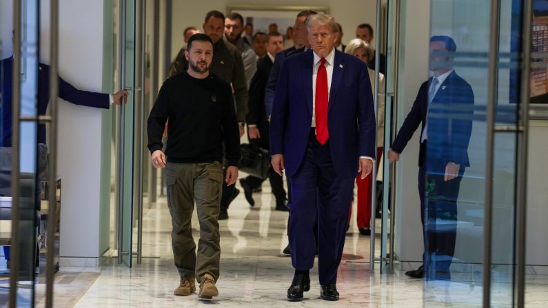 Le président ukrainien Volodymyr Zelenskyy marche avec l'ancien président Donald Trump pour une réunion à New York, le 27 septembre 2024. Alex Kent/Getty Images