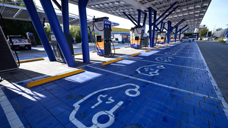 Des places de stationnement pour voitures électriques à une station de recharge à Kamen, dans l'ouest de l'Allemagne, le 15 octobre 2024. (INA FASSBENDER/AFP via Getty Images)