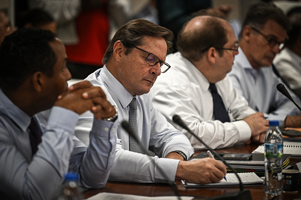  Le directeur général du Groupe Bernard Hayot (GBH) Stéphane Hayot (2eL) prend des notes avant le début d'une réunion de la Collectivité territoriale de Martinique (CTM) pour des discussions sur la lutte contre la vie chère, à Fort-de-France, sur l'île française de la Martinique, dans les Caraïbes, le 16 octobre 2024.(PHILIPPE LOPEZ/AFP via Getty Images)