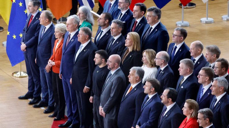 
Le président ukrainien Volodymyr Zelensky pose avec les chefs d'État européens avant de participer à un sommet de l'UE à Bruxelles, le 17 octobre 2024. (LUDOVIC MARIN/AFP via Getty Images)