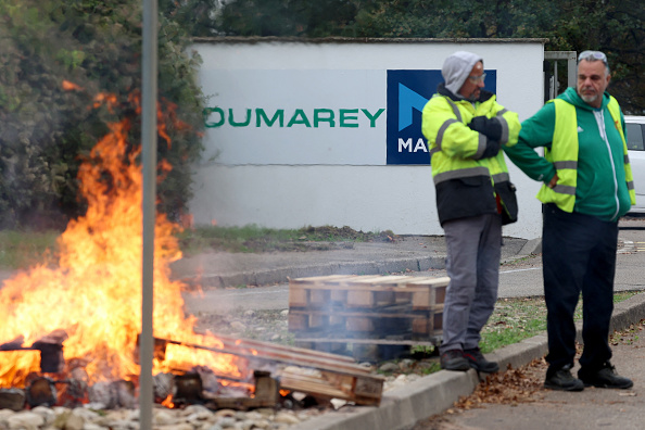 Des salariés de Dumarey manifestent lors d'une grève devant l'usine Dumarey Powerglide à Strasbourg, le 8 novembre 2024. (FREDERICK FLORIN/AFP via Getty Images)