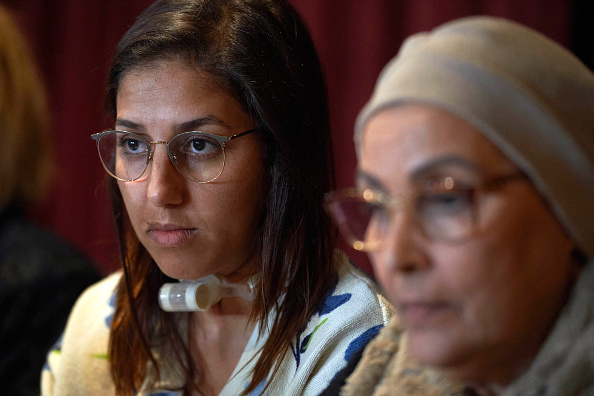 Saada Arbane (à g.) assiste à une conférence de presse avec son avocat, sur les plaintes déposées contre Kamel Daoud et son épouse thérapeute, à Alger le 21 novembre 2024. (Photo -/AFP via Getty Images)