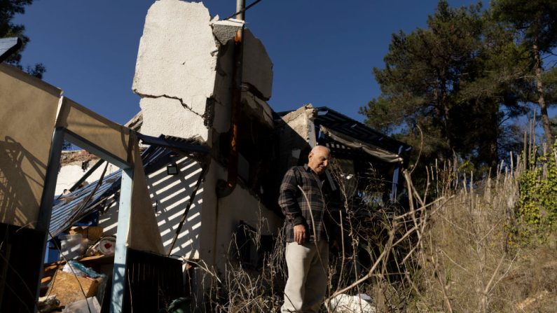 Eli Mualem, membre d'un kibboutz, inspecte une maison touchée par un missile direct pendant la guerre, alors qu'il retourne au kibboutz près de la frontière libanaise en Haute Galilée, le 2 décembre 2024 à Manara, en Israël. (Amir Levy/Getty Images)