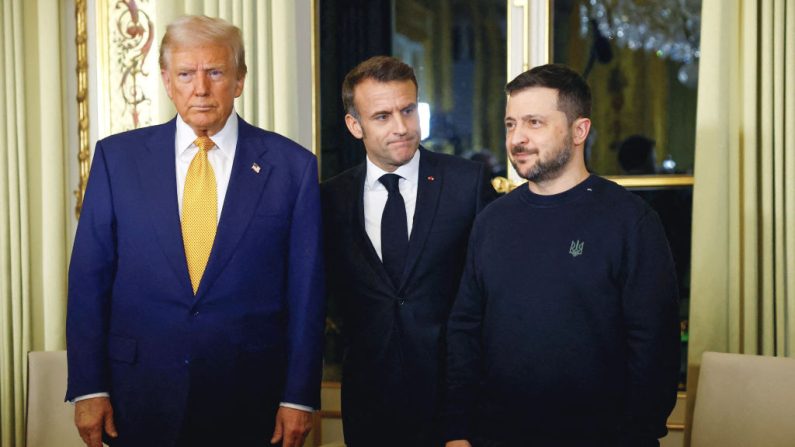 Le président français Emmanuel Macron, le président américain Donald Trump et le président ukrainien Volodymyr Zelensky avant une réunion au palais présidentiel de l'Élysée, à Paris, le 7 décembre 2024, le jour de la réouverture officielle de Notre-Dame. (SARAH MEYSSONNIER/POOL/AFP via Getty Images)